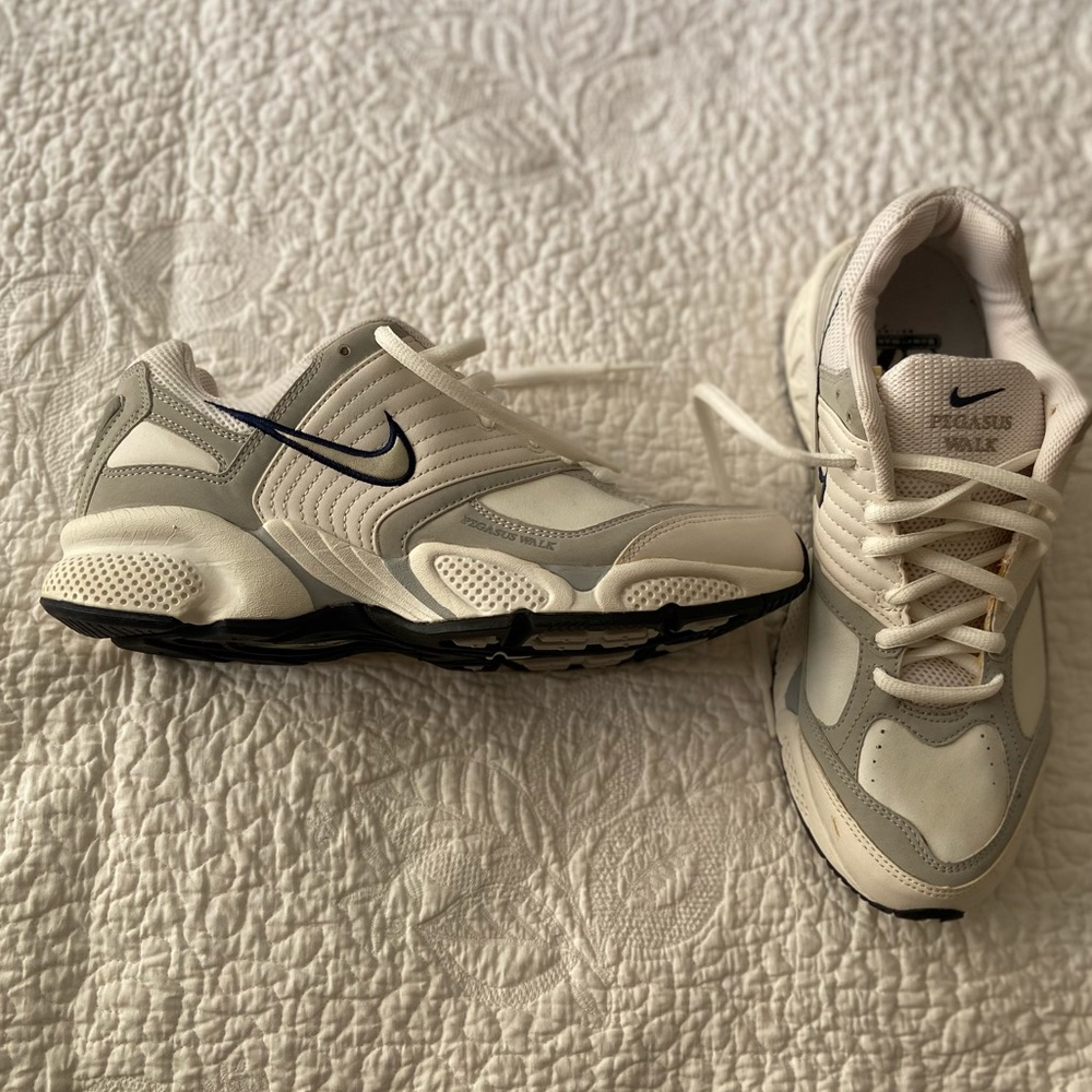 Nike Pegasus Walk Size 9 1/2 M